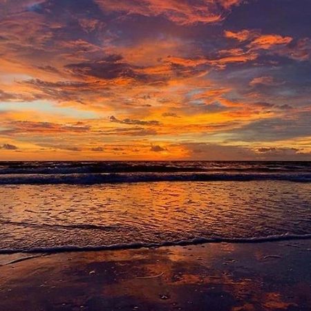 Private Room In A 2 Bedroom 1 Bathroom Shared With Host, On The Beach, Surrounded By Resorts, Only 2 People Max St. Pete Beach Eksteriør bilde