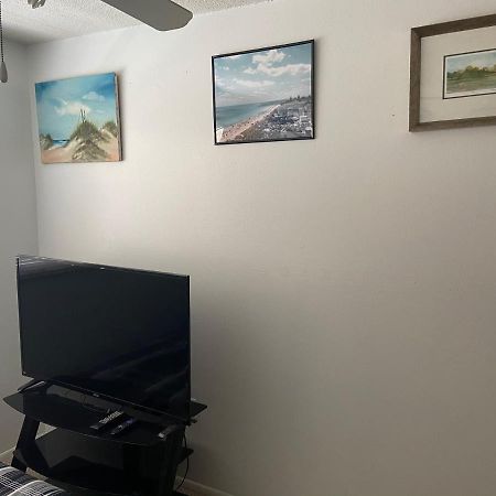 Private Room In A 2 Bedroom 1 Bathroom Shared With Host, On The Beach, Surrounded By Resorts, Only 2 People Max St. Pete Beach Eksteriør bilde