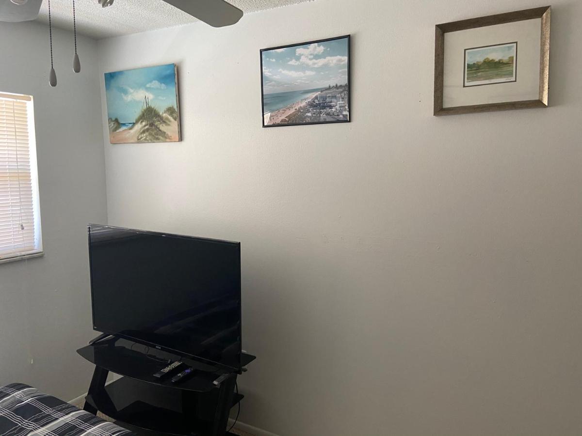 Private Room In A 2 Bedroom 1 Bathroom Shared With Host, On The Beach, Surrounded By Resorts, Only 2 People Max St. Pete Beach Eksteriør bilde